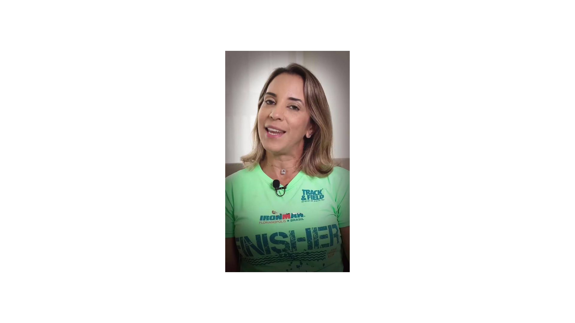 Rayana Lima falando em video, usando camiseta de finisher.